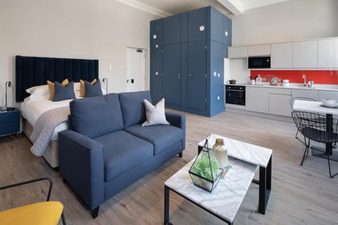Bed, Kitchen or kitchenette, Living room, Seating area, Dining area
