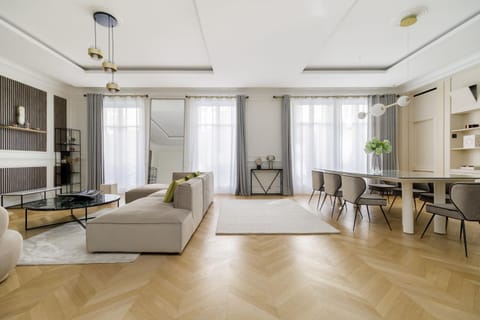 View (from property/room), Kitchen or kitchenette, Living room, Seating area, Dining area, City view, Quiet street view