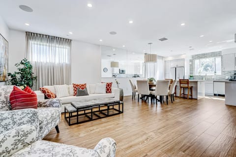 Modern 4BR Villa Spacious Stylish In Prime Location House in Beverly Hills