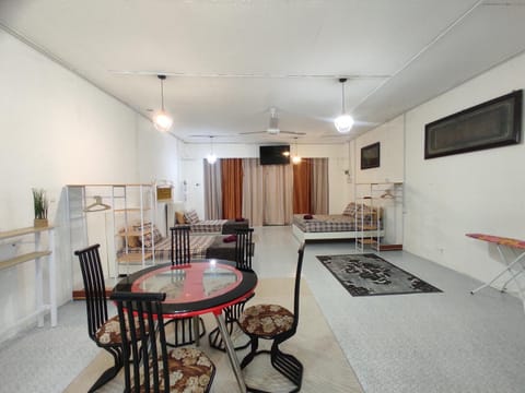 TV and multimedia, Living room, Photo of the whole room, Seating area, Bedroom, air conditioner