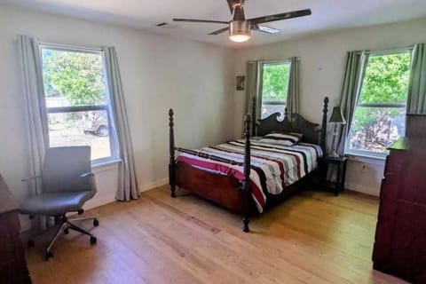 2 Large Bedrooms Open Living Peaceful House in Austin