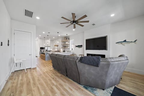 Brand new bayfront home, gorgeous pool House in Kemah