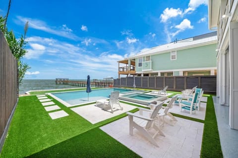 Brand new bayfront home, gorgeous pool House in Kemah