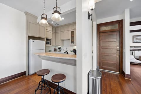 Modern apartment in historic downtown Galveston close to the Strand Apartment in Texas City