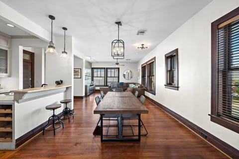 Modern apartment in historic downtown Galveston close to the Strand Apartment in Texas City