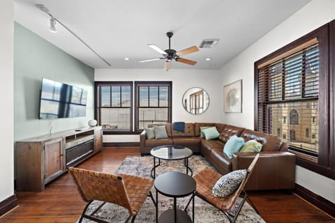 Modern apartment in historic downtown Galveston close to the Strand Apartment in Texas City