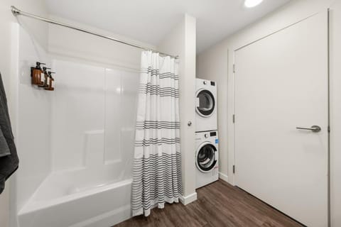 Shower, towels, washing machine