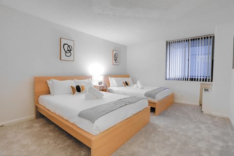 Bed, Bedroom, towels