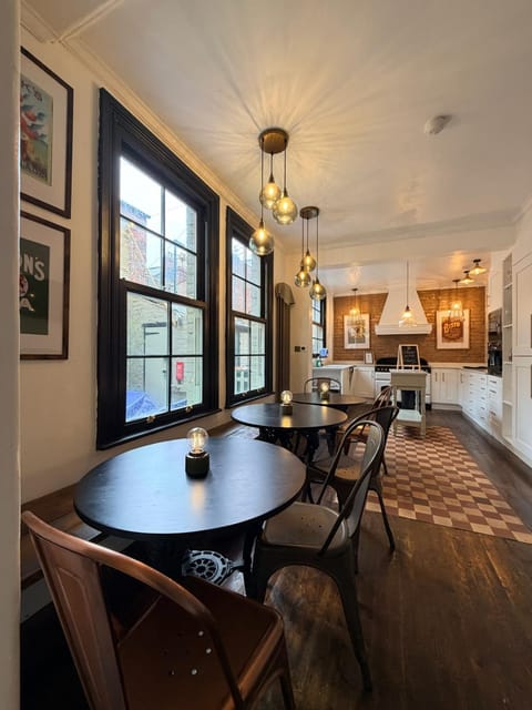 Kitchen or kitchenette, Living room, Seating area, Dining area