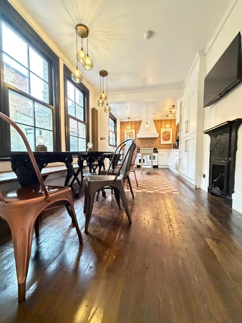 Communal lounge/ TV room, TV and multimedia, Kitchen or kitchenette, Living room, Seating area, Dining area