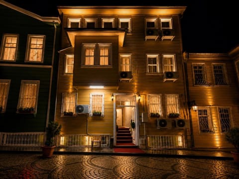 Property building, Facade/entrance, Night