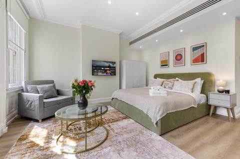 Bed, TV and multimedia, Living room, Photo of the whole room, Seating area, Bedroom
