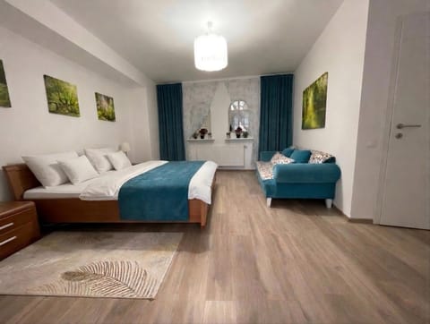 TV and multimedia, Photo of the whole room, Seating area, Bedroom
