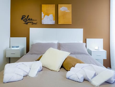 Bed, Bedroom, towels, towels