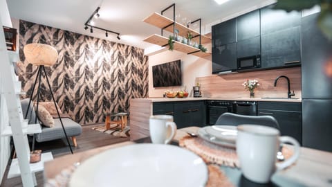 TV and multimedia, Coffee/tea facilities, Kitchen or kitchenette, Living room, Decorative detail, Decorative detail, Seating area, Dining area, dishwasher, heating, heating, internet, internet, microwave, oven, pet friendly, stove, stove, toaster, toaster, towels, towels, kitchen, kitchen