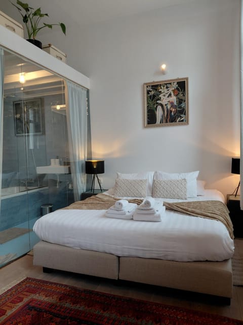 Bed, Bedroom, towels