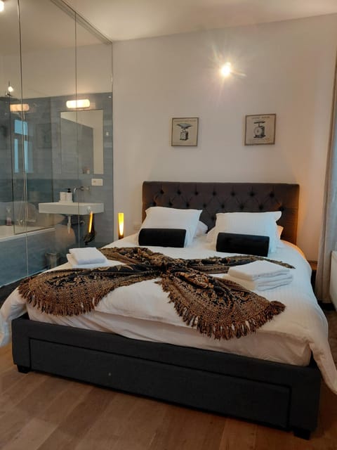 Bed, Bedroom, towels