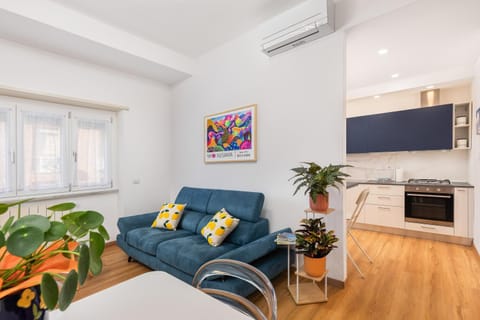 TV and multimedia, Living room, Seating area, air conditioner