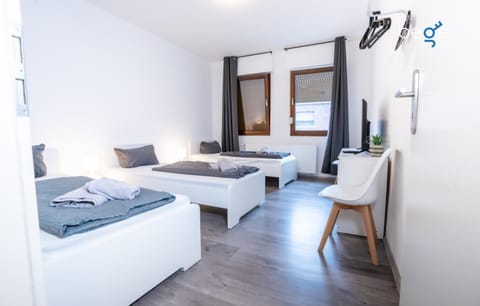 Bed, TV and multimedia, Photo of the whole room, Seating area, Bedroom, towels