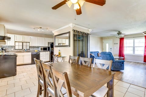 2 Mi to Fort Sill Quiet Family Retreat with Yard House in Lawton