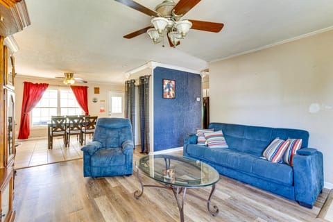 2 Mi to Fort Sill Quiet Family Retreat with Yard House in Lawton