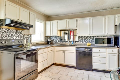 2 Mi to Fort Sill Quiet Family Retreat with Yard House in Lawton