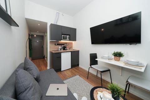 TV and multimedia, Kitchen or kitchenette, Living room, Photo of the whole room, Dining area