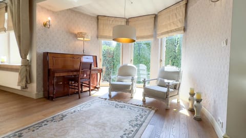 Communal lounge/ TV room, TV and multimedia, Living room, Seating area, Evening entertainment