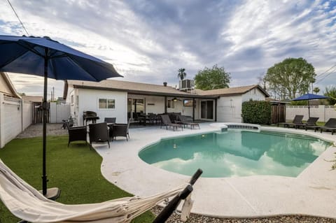 5 min to Old Town l Heated Pool House in Tempe