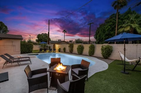 5 min to Old Town l Heated Pool House in Tempe