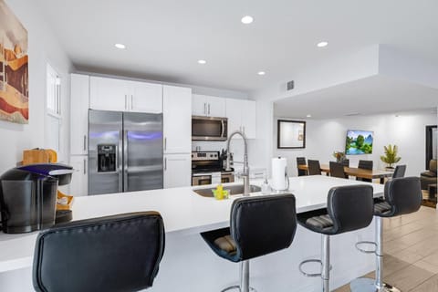 5 min to Old Town, Pool & Hot Tub House in Mesa