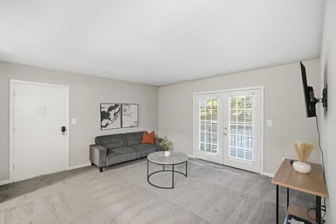 Crest at East Cobb 1828Relaxing, Comfy 2Bd 2Bt Apartment in Marietta