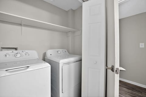 Crest at East Cobb 1830 Sleek & Cozy 2Bd 2Bt Apartment in Marietta