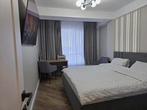 Bed, TV and multimedia, Photo of the whole room, Bedroom