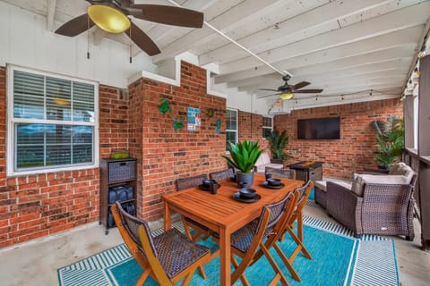 Luxury Stay Pool Firepit Game Room & BBQ House in Seabrook