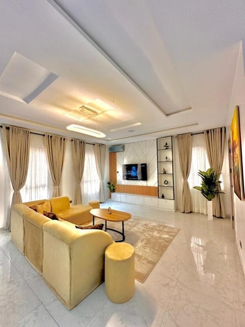TV and multimedia, Living room, Seating area, Evening entertainment