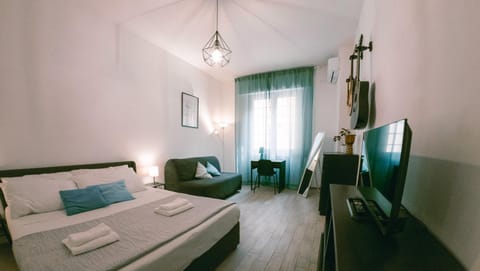 Bed, Photo of the whole room, Seating area