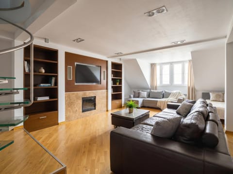 Communal lounge/ TV room, TV and multimedia, Living room, Seating area, Evening entertainment
