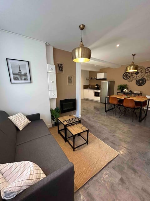 Communal lounge/ TV room, Seating area, Dining area, stove