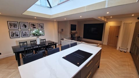 TV and multimedia, Living room, Photo of the whole room, Seating area, Dining area, kitchen