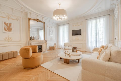 TV and multimedia, View (from property/room), Living room, Seating area, City view, Landmark view, Quiet street view