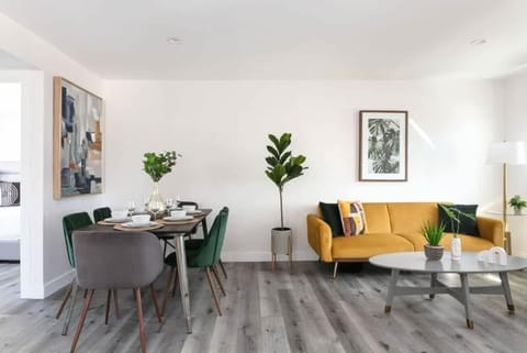 Luxury 3BR Condo Near Americana and Galleria House in Eagle Rock