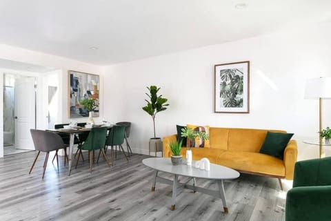 Luxury 3BR Condo Near Americana and Galleria House in Eagle Rock