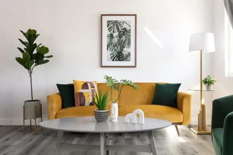 Luxury 3BR Condo Near Americana and Galleria House in Eagle Rock