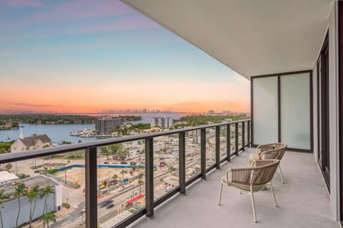 View (from property/room), Balcony/Terrace, Seating area, City view, River view
