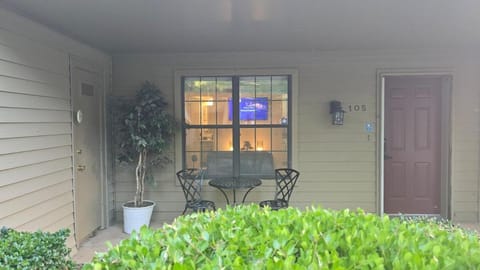 Cozy Comfy and Peaceful Oasis Getaway with Porch Apartment in Oklahoma City