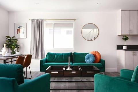 Relax in Spacious 3BR Apt Sleeps 8 and Parking House in Eagle Rock