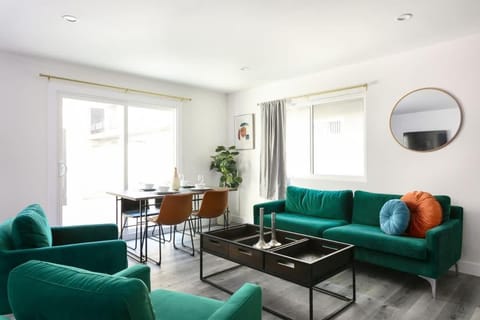 Relax in Spacious 3BR Apt Sleeps 8 and Parking House in Eagle Rock