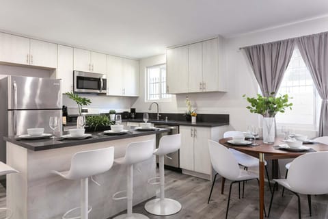 Modern 3BR Apt with Parking in Glendale Apartment in Eagle Rock