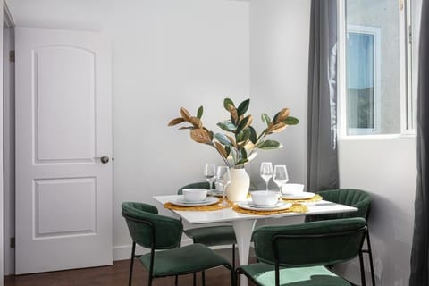 Enjoy Stylish 3BR Apt Sleeps 6 with Free Parking Apartment in Eagle Rock